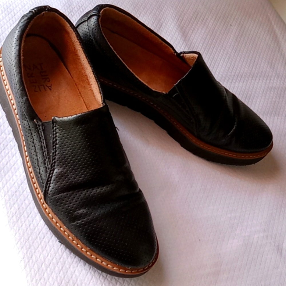 NATURALEZR Ladies Slip On sz 6 Preloved in Good Condition